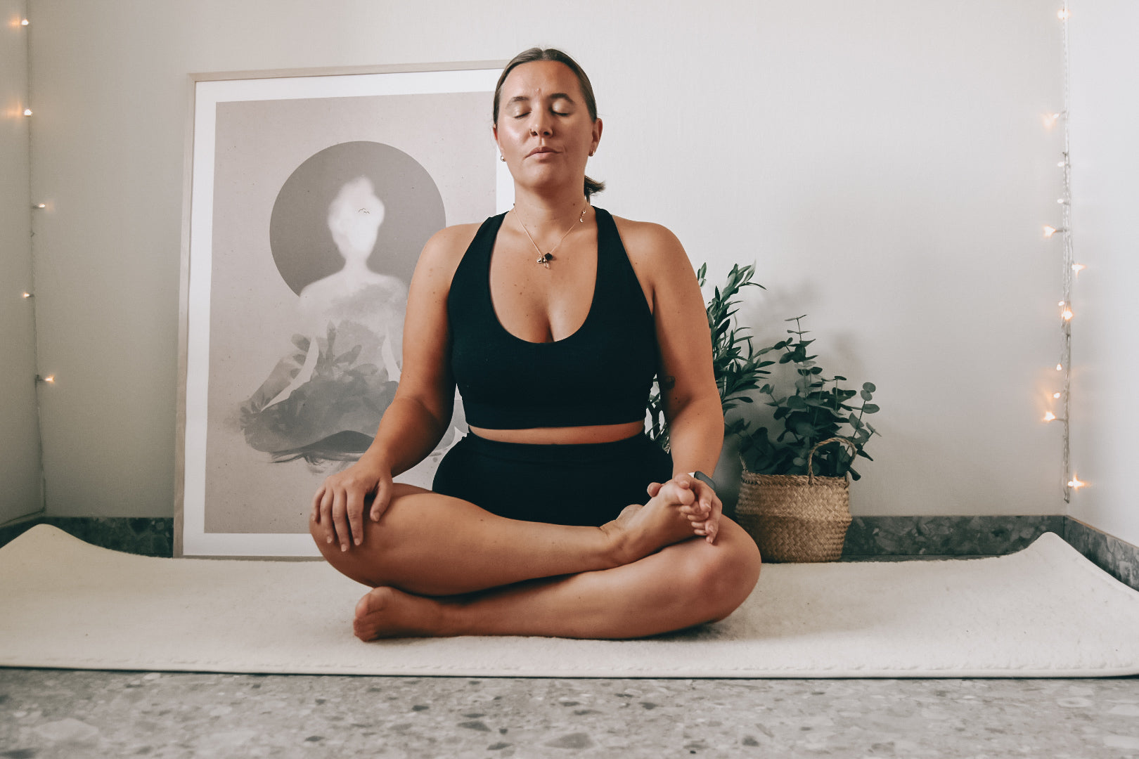 5 min - Yinmeditation i soffan (Fyrkantens position)