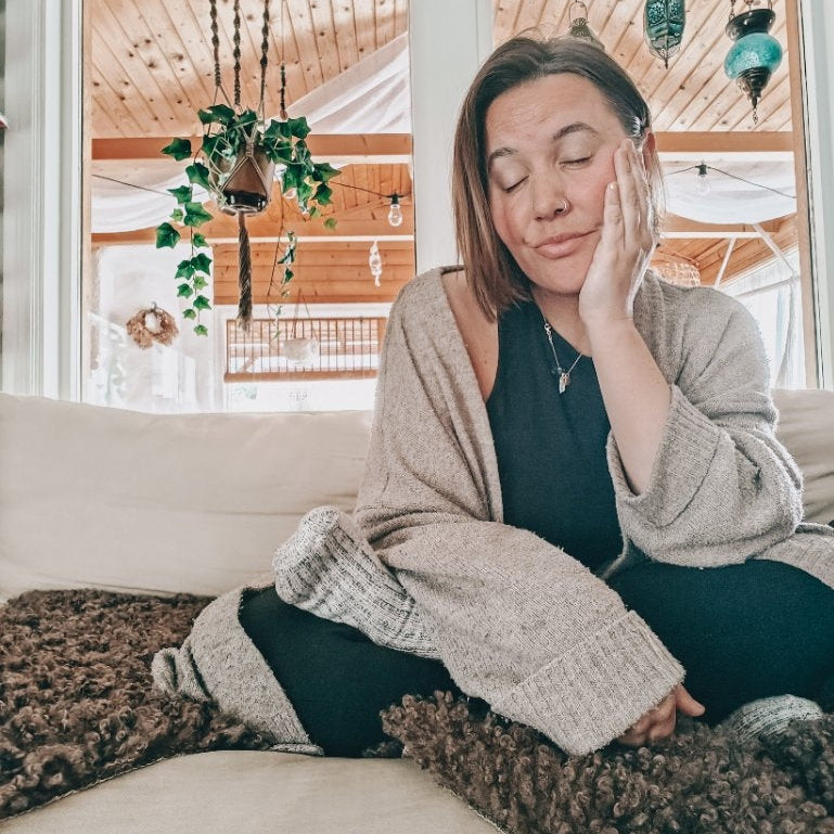 Yinyoga i soffan - Soffyin mitt i vardagen, framför serier eller med en bok