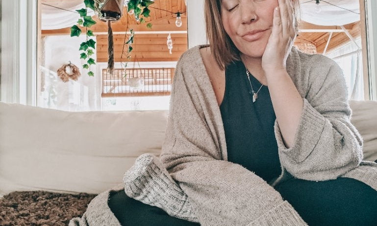 Yinyoga i soffan - Soffyin mitt i vardagen, framför serier eller med en bok