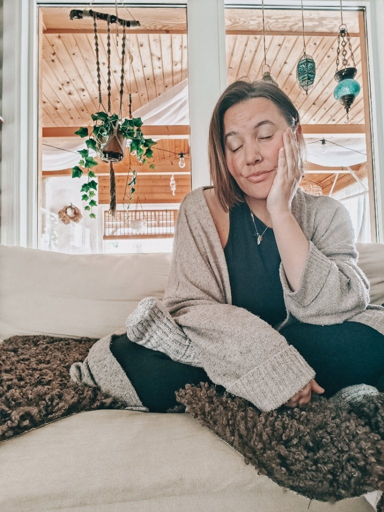 Yinyoga i soffan - Soffyin mitt i vardagen, framför serier eller med en bok