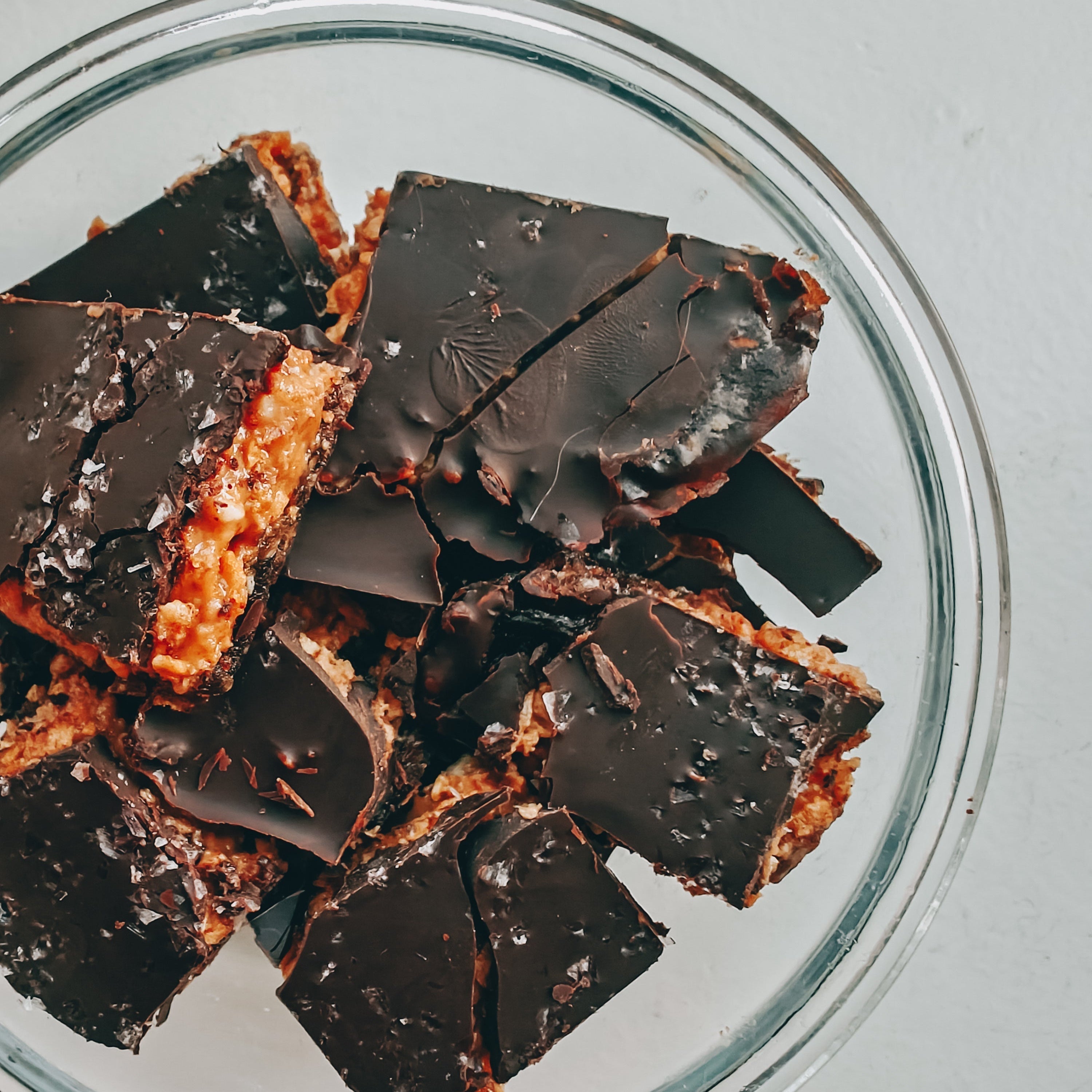 Dadelbitar med cornflakescrunch