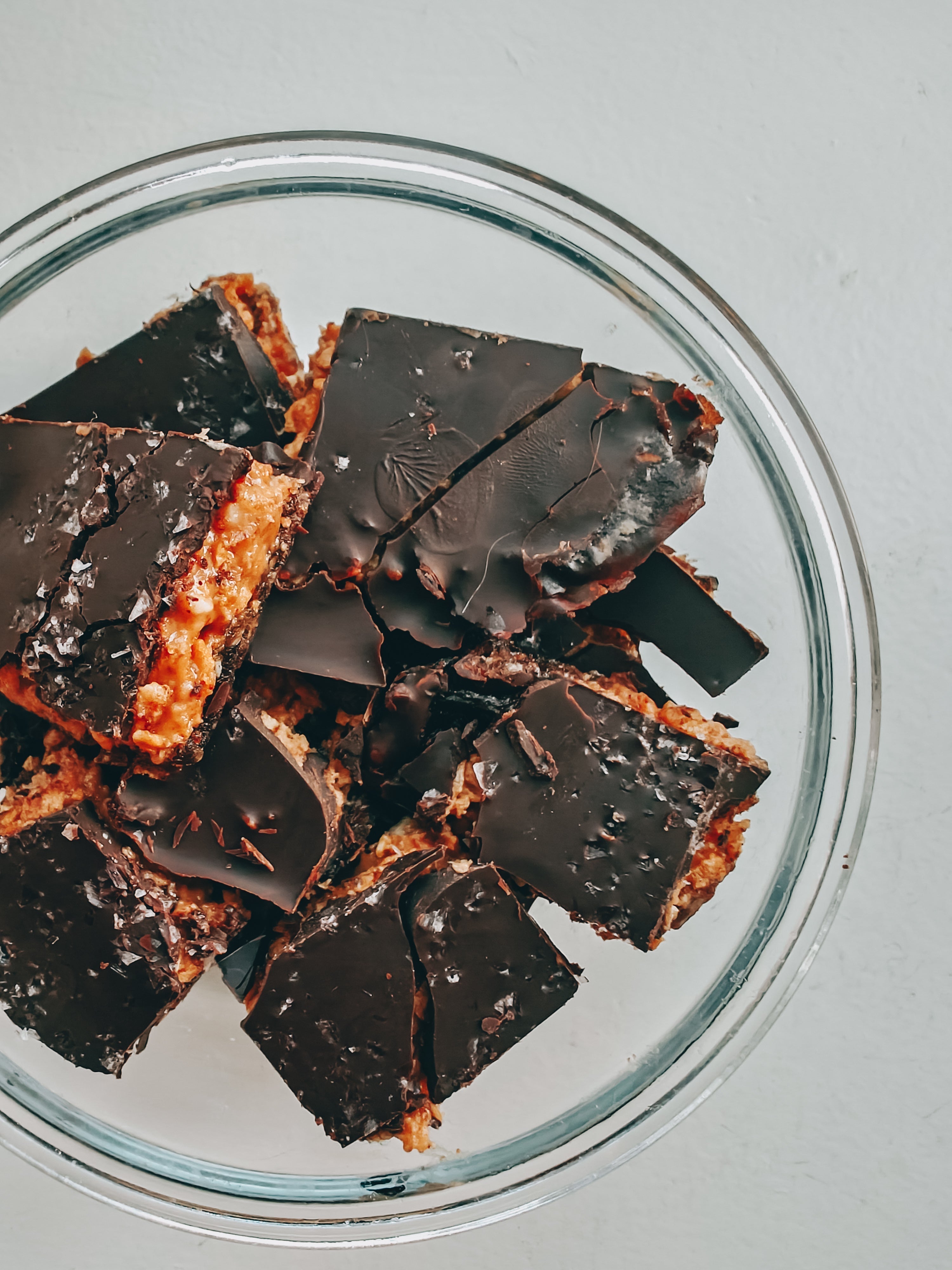 Dadelbitar med cornflakescrunch