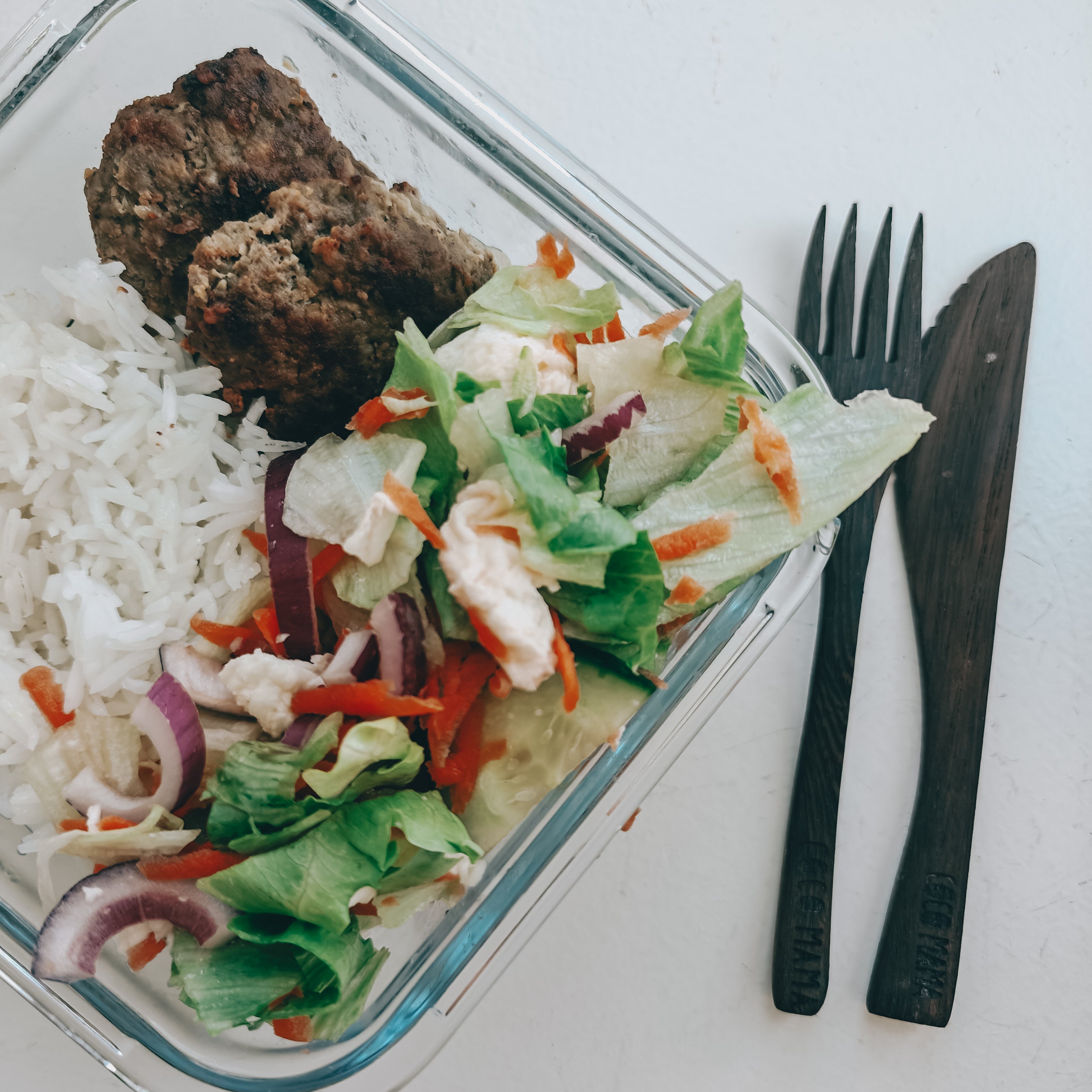 Grekiska nötfärsbiffar med ris och sallad