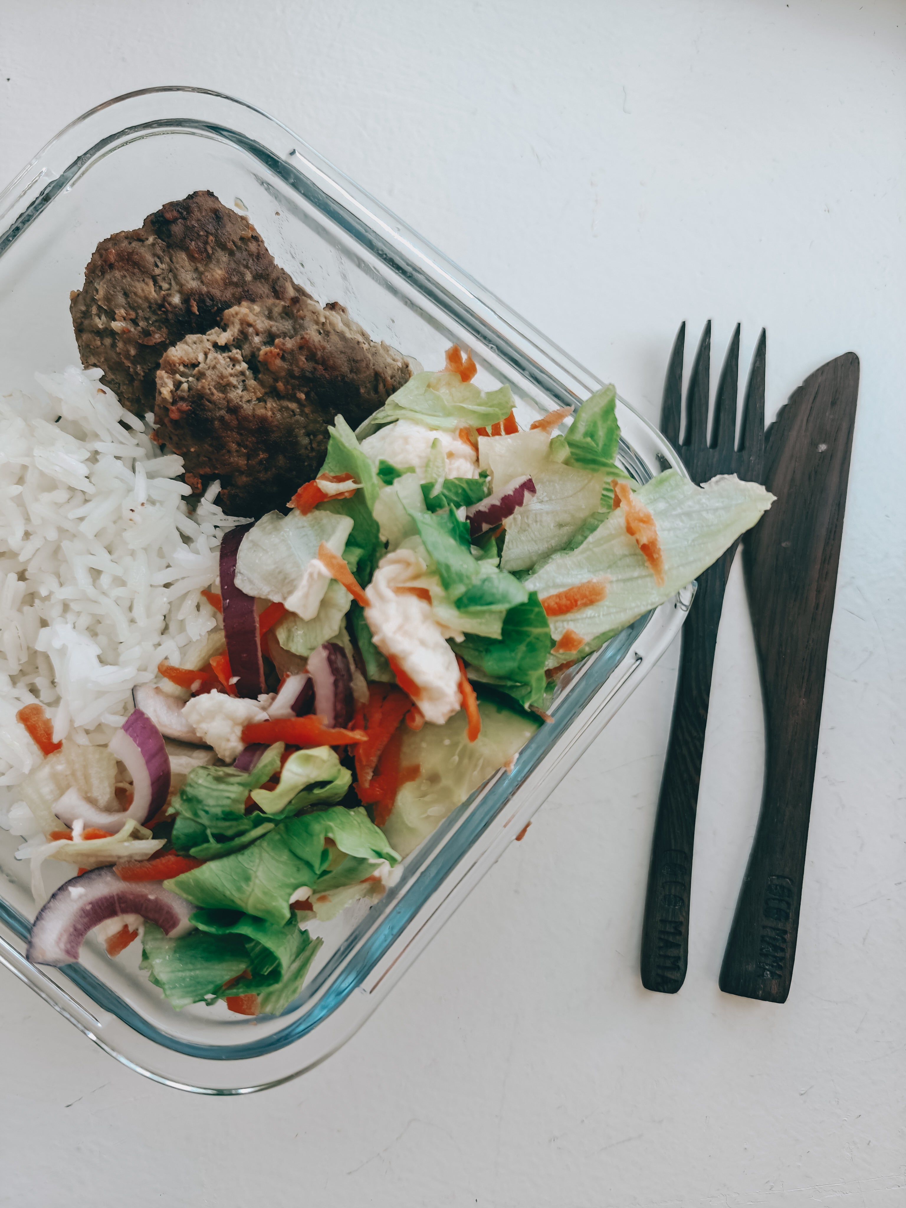 Grekiska nötfärsbiffar med ris och sallad