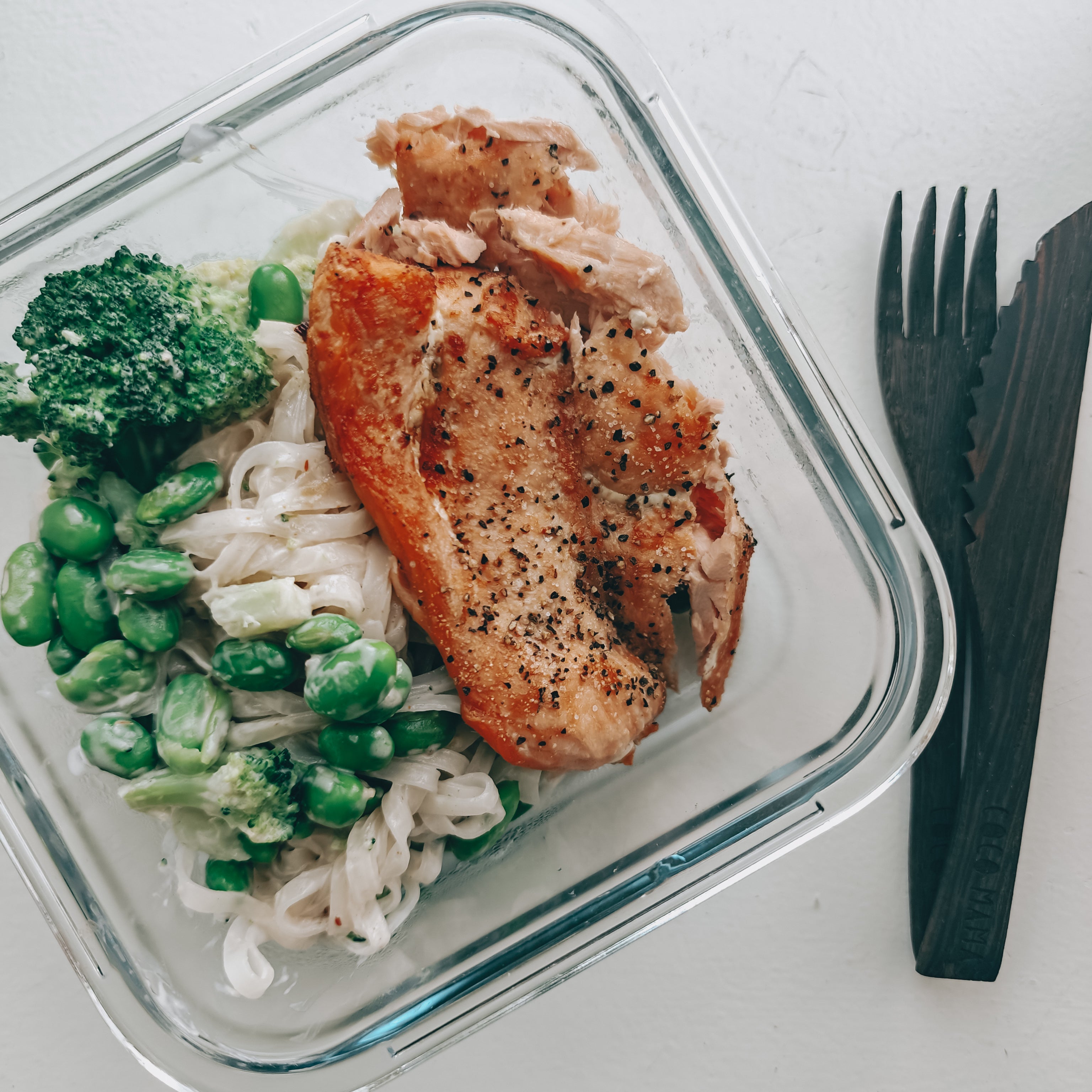 Ugnsbakad lax med nudlar och chilimajo