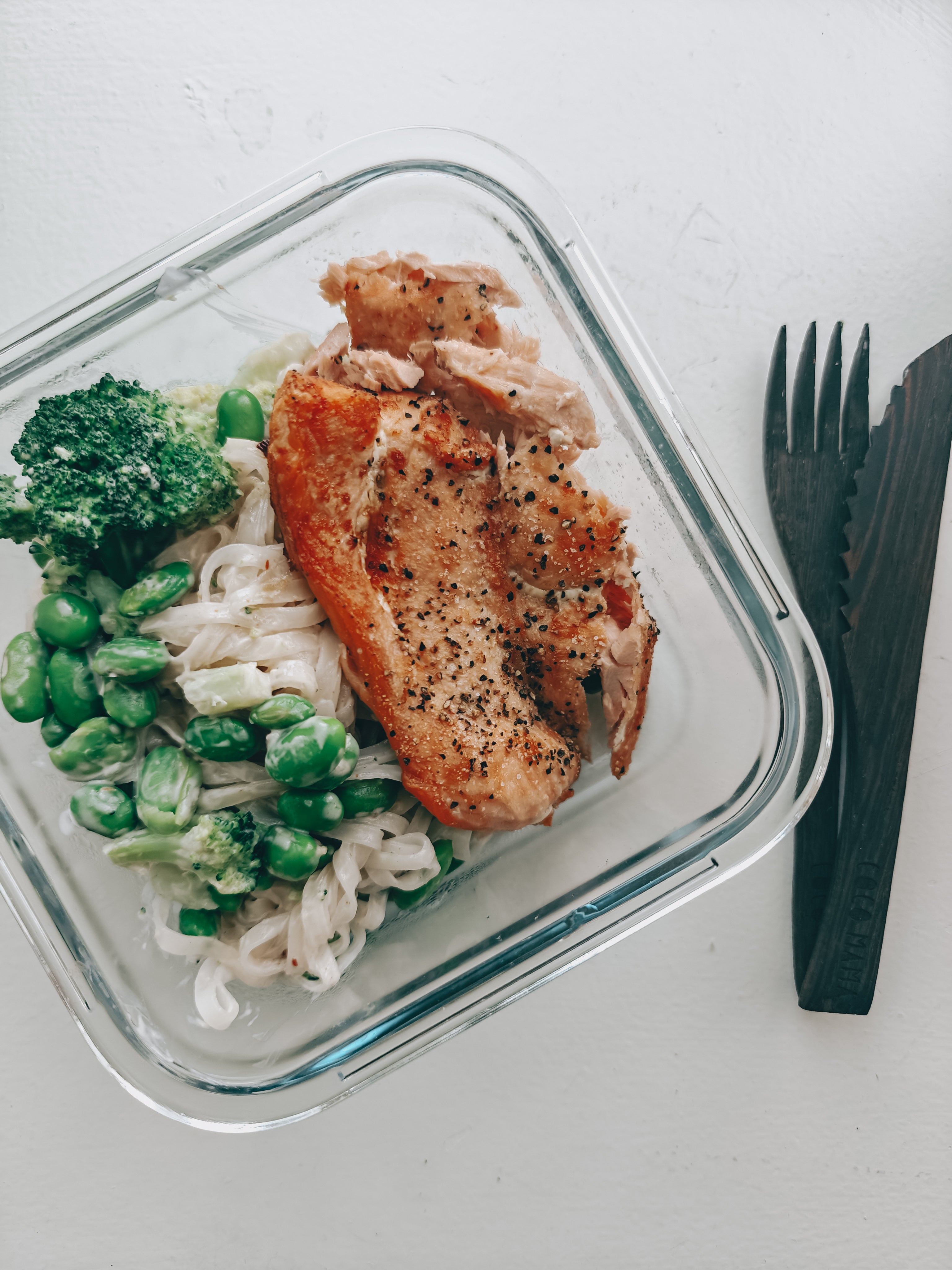 Ugnsbakad lax med nudlar och chilimajo