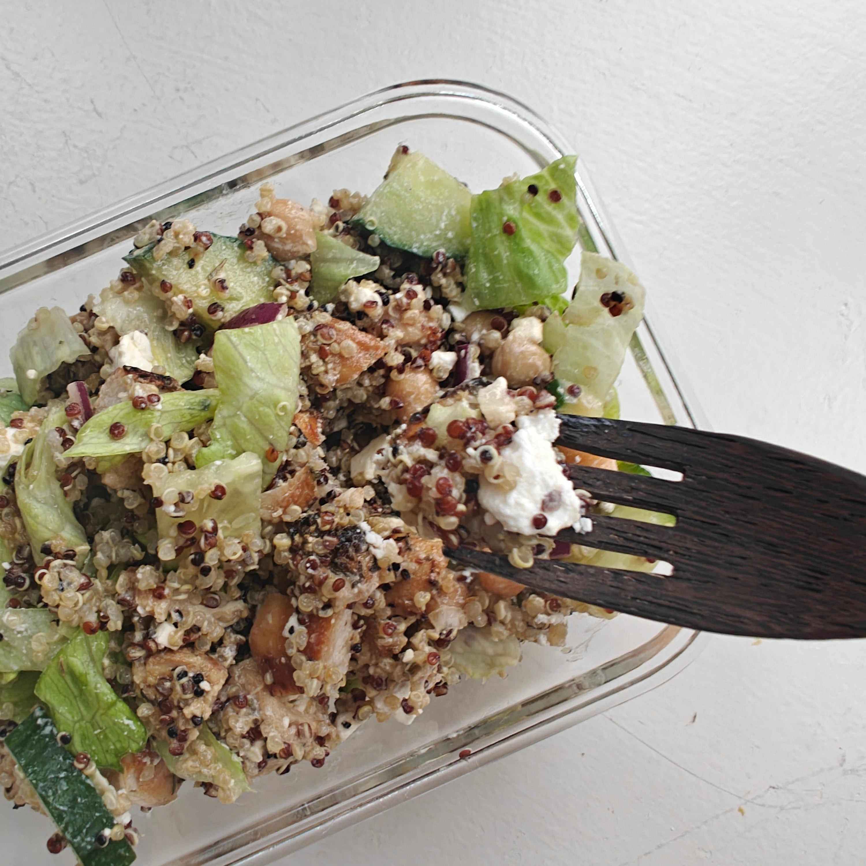 Matig kycklingsallad med quinoa och kikärter