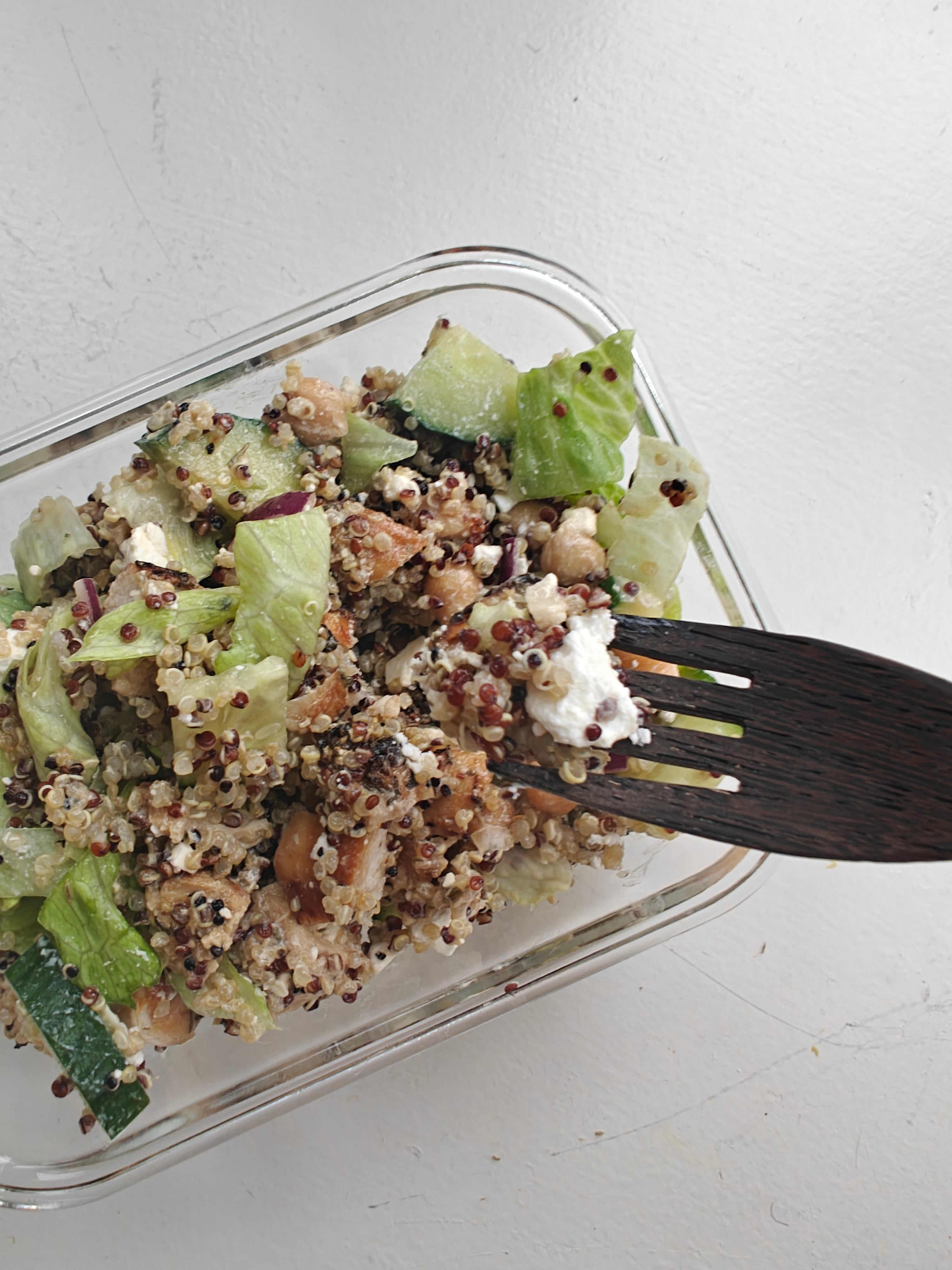Matig kycklingsallad med quinoa och kikärter