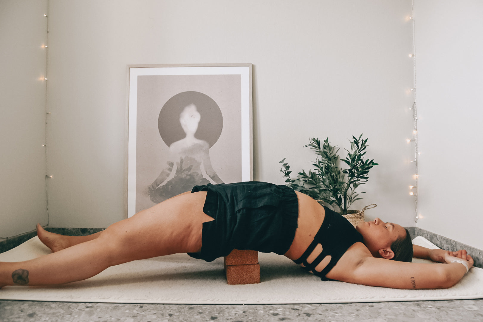 5 min Yinmeditation - För bättre lymfflöde (Höftöppning på block/bolster)