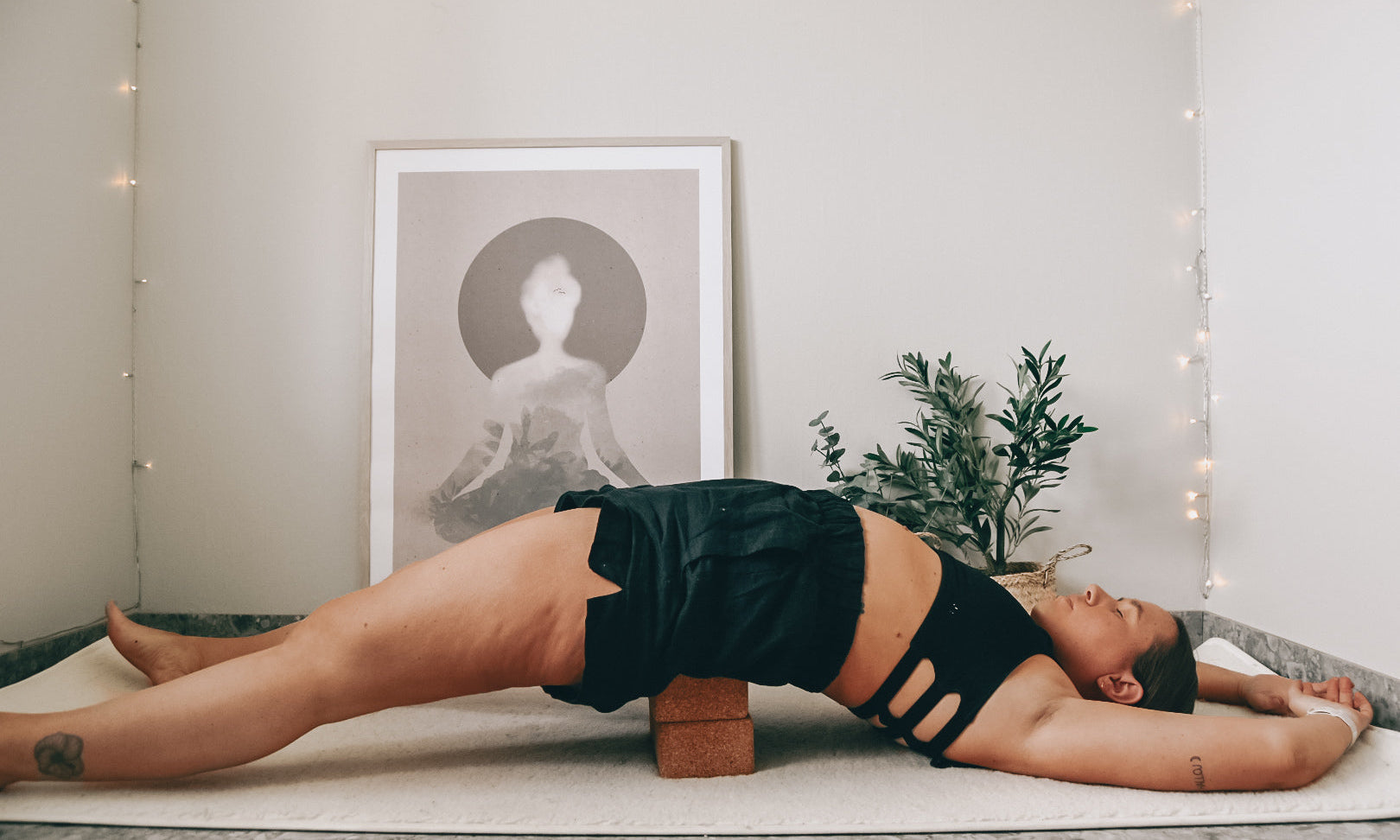 5 min Yinmeditation - För bättre lymfflöde (Höftöppning på block/bolster)