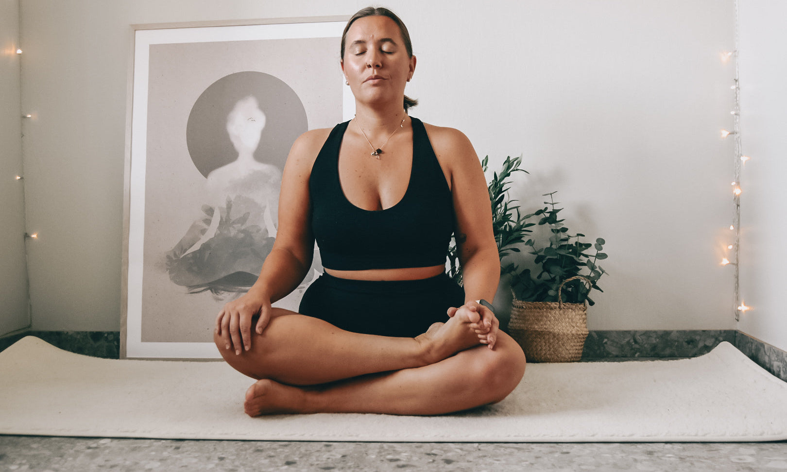 5 min - Yinmeditation i soffan (Fyrkantens position)