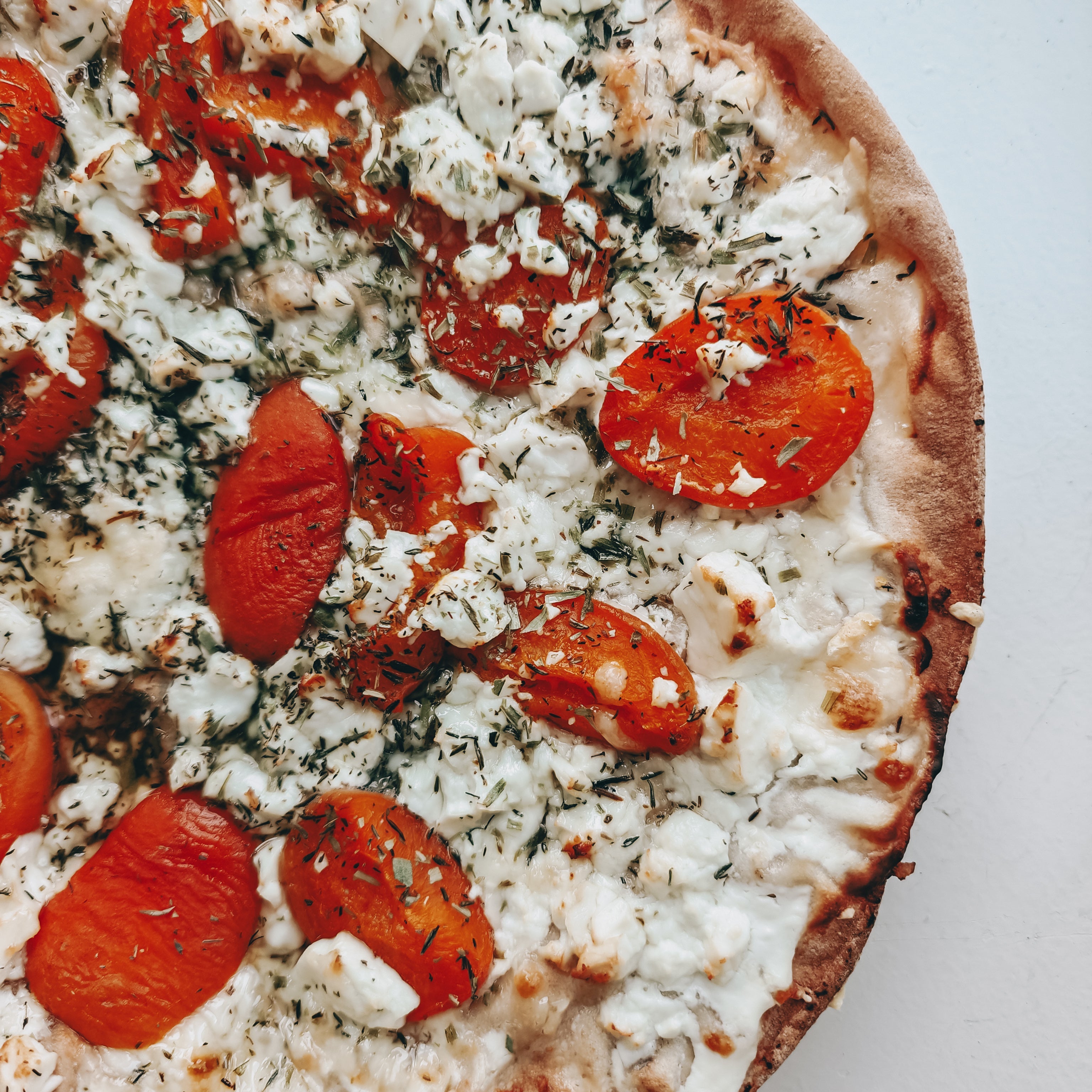 Vit libapizza med fetaost och aprikos