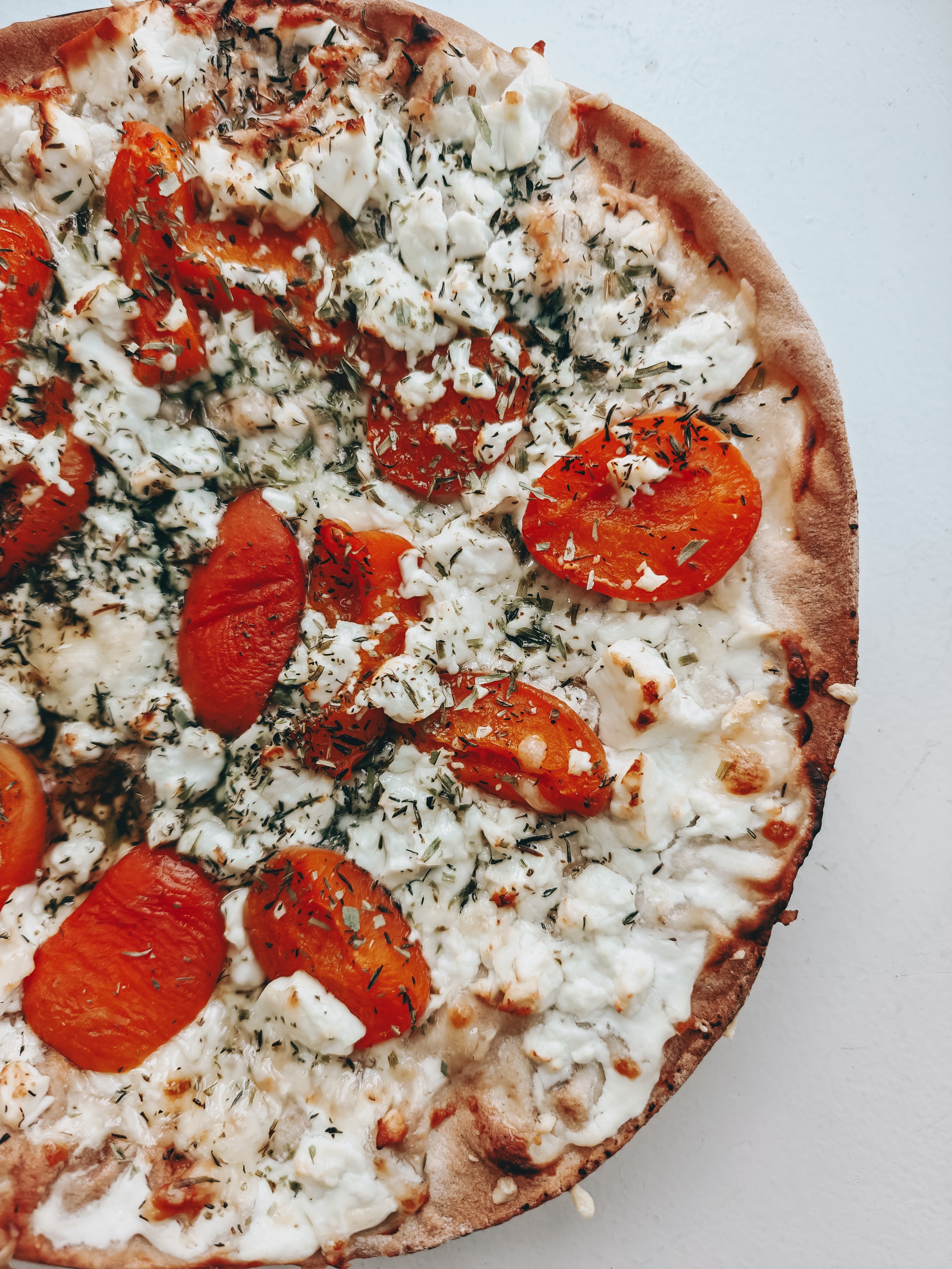 Vit libapizza med fetaost och aprikos